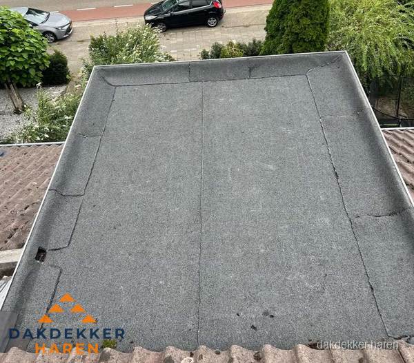 Nieuw aangebrachte bitumen dakbedekking op plat dak in Haren Nieuw aangebrachte bitumen dakbedekking op plat dak in Haren
