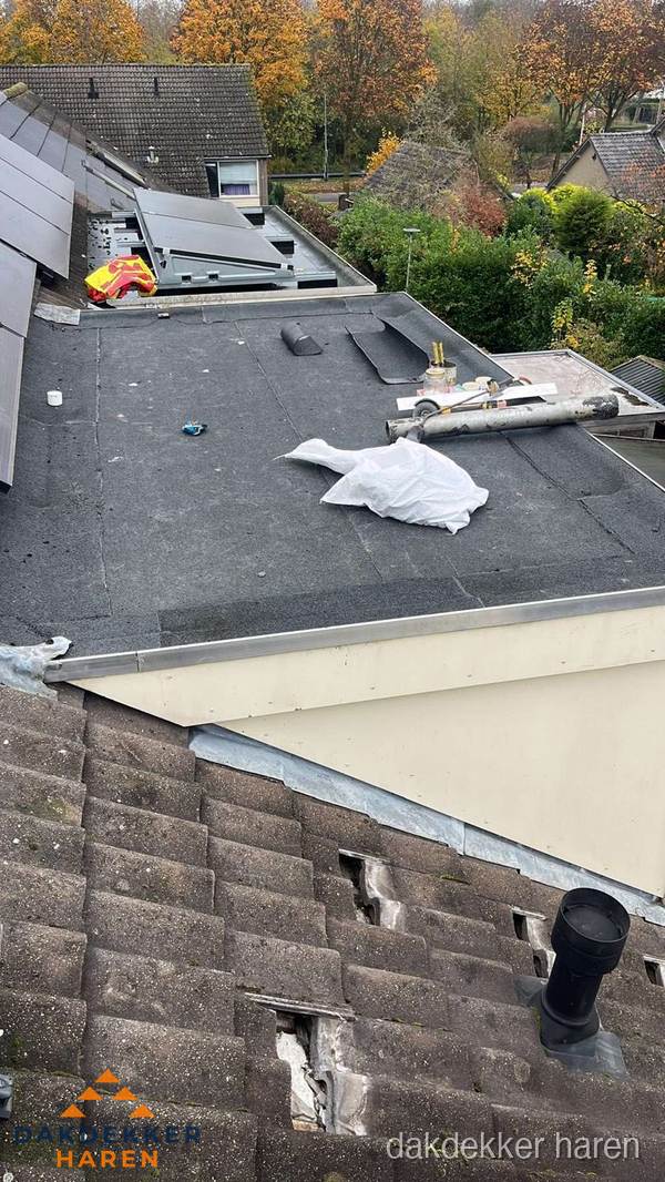 Beschadigde dakbedekking op plat dak voor reparatie in Haren Beschadigde dakbedekking op plat dak voor reparatie in Haren