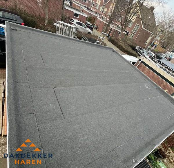 Nieuwe bitumen dakbedekking op plat dak van garage in Haren