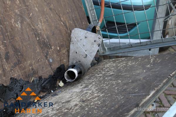Dakdekkers gasbrander voor bitumen werkzaamheden in Haren
