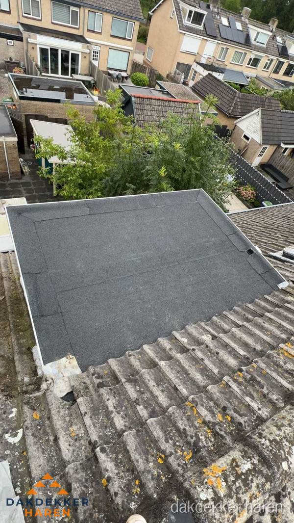 Plat dak aanbouw met bitumen dakbedekking in woonwijk Haren Plat dak aanbouw met bitumen dakbedekking in woonwijk Haren