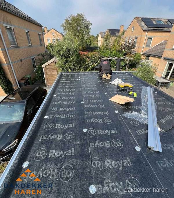 Dakdekker aan het werk op plat dak renovatie in Haren Dakdekker aan het werk op plat dak renovatie in Haren