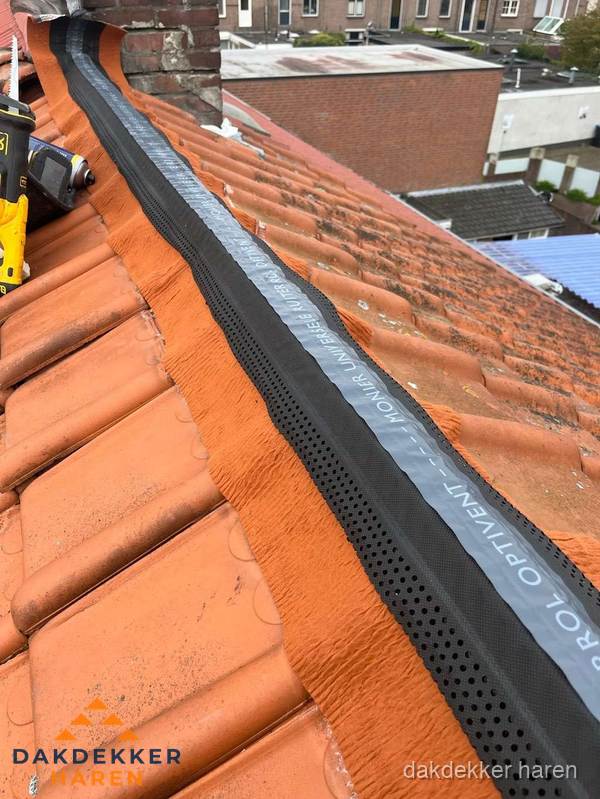 Nokventilatie installeren op hellend pannendak in Haren Nokventilatie installeren op hellend pannendak in Haren