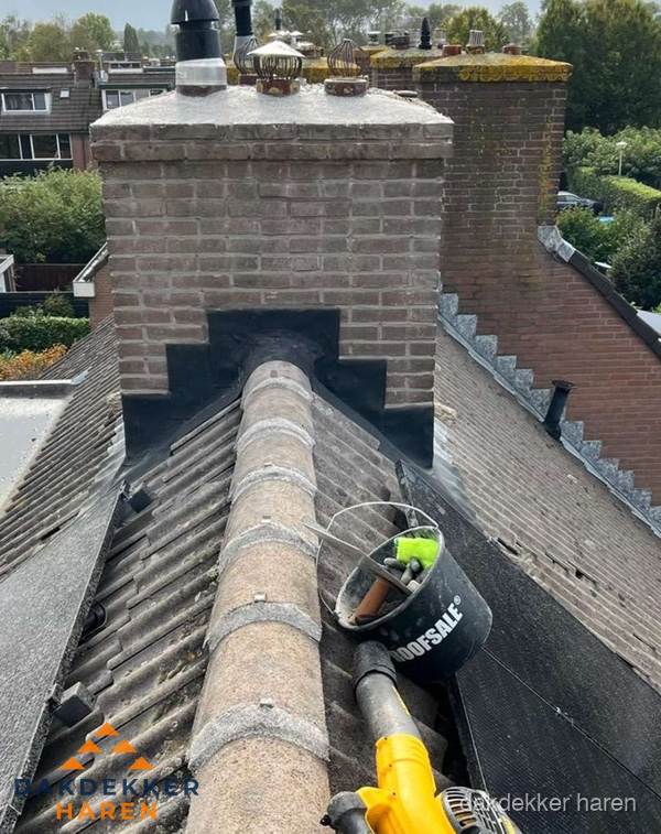 Schoorsteen met loodaansluiting en nokvorst op pannendak in Haren Schoorsteen met loodaansluiting en nokvorst op pannendak in Haren