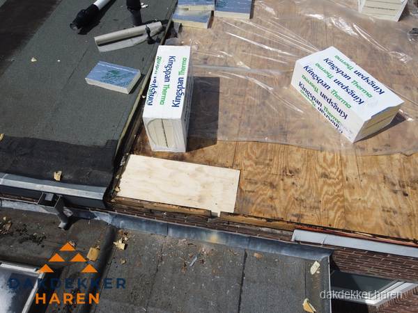 Plat dak isolatie met Kingspan isolatieplaten tijdens renovatie in Haren