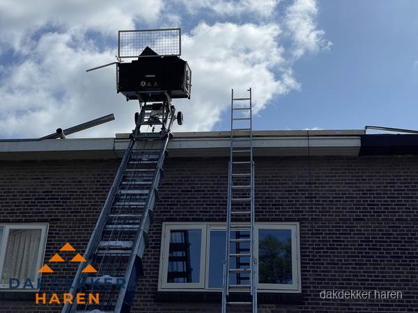 Ladderlift en ladder bij woning voor dakinspectie in Haren Ladderlift en ladder bij woning voor dakinspectie in Haren
