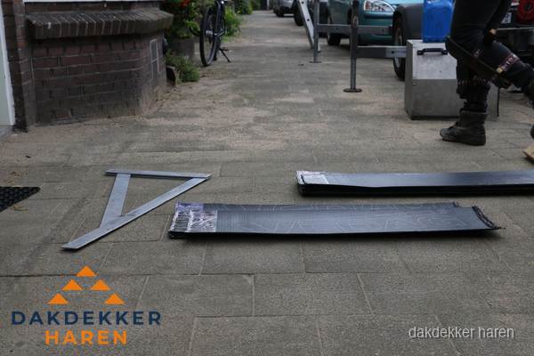 Dakbedekkingsmateriaal en zinkwerk klaargelegd voor reparatie in Haren