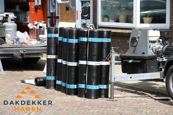Rollen bitumen dakbedekking klaar voor daklekkage reparatie in Haren Rollen bitumen dakbedekking klaar voor daklekkage reparatie in Haren