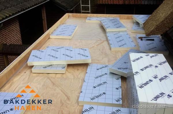 PIR isolatieplaten leggen op plat dak in Haren